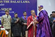 Его Святейшество Далай-лама на торжественной церемонии вручения дипломов в Центральном университете штата Химачал Прадеш. Шимла, штат Химчал Прадеш, Индия. 19 марта 2014 г. Фото: Тензин Чойджор (офис ЕСДЛ)
