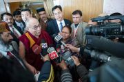 Его Святейшество Далай-лама отвечает на вопросы журналистов после торжественной церемонии вручения дипломов в Центральном университете штата Химачал Прадеш. Шимла, штат Химчал Прадеш, Индия. 19 марта 2014 г. Фото: Тензин Чойджор (офис ЕСДЛ)
