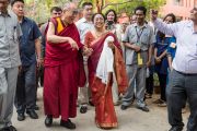 Директор колледжа "Леди Шри Рам" Меенакши Гопинатх встречает Его Святейшество Далай-ламу. Дели, Индия. 20 марта 2014 г. Фото: Тензин Чойджор (офис ЕСДЛ)