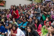 Студенты приветствуют Его Святейшество Далай-ламу в женском колледже "Леди Шри Рам". Дели, Индия. 20 марта 2014 г. Фото: Тензин Чойджор (офис ЕСДЛ)
