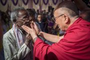 Его Святейшество Далай-лама здоровается с жителем лепрозория в Тахирпуре. Дели, Индия. 20 марта 2014 г. Фото: Тензин Чойджор (офис ЕСДЛ)