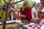 Его Святейшество Далай-лама поливает деревце, посаженное в ознаменование его посещения женского колледжа "Леди Шри Рам". Дели, Индия. 20 марта 2014 г. Фото: Тензин Чойджор (офис ЕСДЛ)