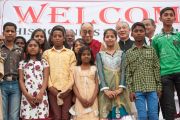 Его Святейшество Далай-лама и дети, принимавшие участие в концерте во время его посещения лепрозория в Тахирпуре. Дели, Индия. 20 марта 2014 г. Фото: Тензин Чойджор (офис ЕСДЛ)