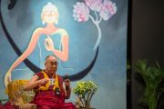 Его Святейшество Далай-лама выступает с лекцией о нравственности и счастье в женском колледже "Леди Шри Рам". Дели, Индия. 20 марта 2014 г. Фото: Тензин Чойджор (офис ЕСДЛ)