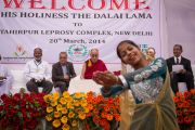 Выступление юных артистов во время посещения Его Святейшеством Далай-ламой лепрозория в Тахирпуре. Дели, Индия. 20 марта 2014 г. Фото: Тензин Чойджор (офис ЕСДЛ)