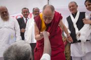 Его Святейшество Далай-лама благословляет жителя лепрозория в Тахирпуре. Дели, Индия. 20 марта 2014 г. Фото: Тензин Чойджор (офис ЕСДЛ)