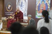 Его Святейшество Далай-лама отвечает на вопрос во время встречи со школьниками. Дели, Индия. 22 марта 2014 г. Фото: Тензин Чойджор (офис ЕСДЛ)