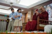 Школьники благодарят Его Святейшество Далай-ламу от имени всех участников встречи. Дели, Индия. 22 марта 2014 г. Фото: Тензин Чойджор (офис ЕСДЛ)
