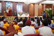Студентка задает вопрос Его Святейшеству Далай-ламе во время встречи в гостинице "Тадж-Махал". Дели, Индия. 22 марта 2014 г. Фото: Тензин Чойджор (офис ЕСДЛ)