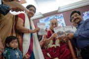 Его Святейшество Далай-лама с автором новой книги Нирджи Мадхав перед началом второго дня учений. Дели, Индия. 22 марта 2014 г. Фото: Тензин Чойджор (офис ЕСДЛ)