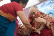 В начале второго дня учений была проведена презентация книги Нирджи Мадхав "Гайсе Джампа едет в Тибет". Его Святейшеству Далай-ламе вручают в подарок шаль. Дели, Индия. 22 марта 2014 г. Фото: Тензин Чойджор (офис ЕСДЛ)