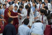 Покидая зал, Его Святейшество Далай-лама пожимает руки участникам встречи. Дели, Индия. 22 марта 2014 г. Фото: Тензин Чойджор (офис ЕСДЛ)