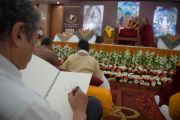 Художник делает набросок во время второго дня учений Его Святейшества Далай-ламы. Дели, Индия. 22 марта 2014 г. Фото: Тензин Чойджор (офис ЕСДЛ)