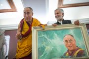 В завершение второго дня учений художник Ашок Чопра преподнес Его Святейшеству Далай-ламе его портрет. Дели, Индия. 22 марта 2014 г. Фото: Тензин Чойджор (офис ЕСДЛ)