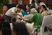 Участникам ритуала посвящения раздают благословленную воду. Дели, Индия. 23 марта 2014 г. Фото: Тензин Чойджор (офис ЕСДЛ)