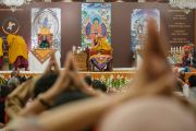 Его Святейшество Далай-лама проводит ритуал посвящения в заключительные день трехдневных учений. Дели, Индия. 23 марта 2014 г. Фото: Тензин Чойджор (офис ЕСДЛ)