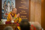 Его Святейшество Далай-лама проводит ритуал посвящения в заключительные день трехдневных учений. Дели, Индия. 23 марта 2014 г. Фото: Тензин Чойджор (офис ЕСДЛ)