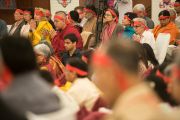 В ожидании посвящения участники учений Его Святейшества Далай-ламы надели символические повязки. Дели, Индия. 23 марта 2014 г. Фото: Тензин Чойджор (офис ЕСДЛ)