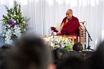 В Осаке Далай-лама посетил школу, буддийский центр и храм