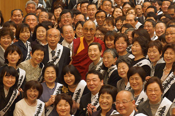 В Осаке Далай-лама посетил школу, буддийский центр и храм