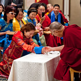 Перед отъездом из Японии Далай-лама встретился с тибетцами, монголами и китайцами
