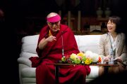 Его Святейшество Далай-лама отвечает на вопросы слушателей во время публичной лекции. Сендай, Япония. 7 апреля 2014 г. Фото: Тибетский офис в Японии