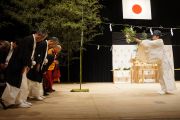 Его Святейшество Далай-лама и другие гости участвуют в синтоистском ритуале очищения перед началом публичной лекции. Сендай, Япония. 7 апреля 2014 г. Фото: Джереми Рассел (офис ЕСДЛ)