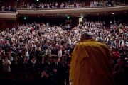 Его Святейшество Далай-лама здоровается со слушателями перед началом публичной лекции. Сендай, Япония. 7 апреля 2014 г. Фото: Тибетский офис в Японии
