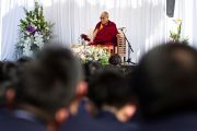 Его Святейшество Далай-лама беседует с учениками школы для мальчиков «Сейфу Гакуен». Осака, Япония. 9 апреля 2014 г. Фото: Тибетский офис в Японии