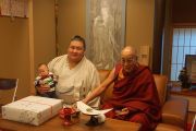 Его Святейшество Далай-лама с монгольским борцом сумо Кагамио Нандзи. Осака, Япония. 9 апреля 2014 г. Фото: Джереми Рассел (офис ЕСДЛ)