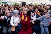 Его Святейшество Далай-ламу встречают в храме Риннандзи. Осака, Япония. 9 апреля 2014 г. Фото: Тибетский офис в Японии