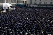 Более двух тысяч учеников школы для мальчиков «Сейфу Гакуен» слушают Его Святейшество Далай-ламу. Осака, Япония. 9 апреля 2014 г. Фото: Тибетский офис в Японии