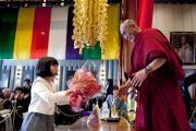 Девочка преподносит цветы Его Святейшеству Далай-ламе в храме Риннандзи. Осака, Япония. 9 апреля 2014 г. Фото: Тибетский офис в Японии