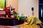 Совершение простираний перед началом лекции Его Святейшества Далай-ламы в частном университете Сучи-ин. Киото, Япония. 10 апреля 2014 г. Фото: Тибетский офис в Японии