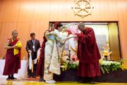 По окончании лекции в университете Сучи-ин одна из слушательниц поднесла Его Святейшеству Далай-ламе цветы. Киото, Япония. 10 апреля 2014 г. Фото: Тибетский офис в Японии