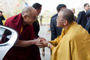 В частном университете Сучи-ин Его Святейшество Далай-ламу встречает досточтимый Сугури Коузуи, декан университета и главный настоятель храма Накаяма Дера. Киото, Япония. 10 апреля 2014 г. Фото: Тибетский офис в Японии