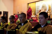 Монахи читают молитвы перед началом лекции Его Святейшества Далай-ламы в частном университете Сучи-ин. Киото, Япония. 10 апреля 2014 г. Фото: Тибетский офис в Японии