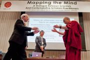 Артур Зайонц, президент института "Ум и жизнь" и Его Святейшество Далай-лама по окончании первого дня конференции "Создание карты ума". Киото, Япония. 11 апреля 2014 г. Фото: Тибетский офис в Японии