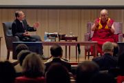 Его Святейшество Далай-лама и профессор Макото Нагао во время обсуждения во второй день конференции "Создание карты ума". Киото, Япония. 12 апреля 2014 г. Фото: Тибетский офис в Японии