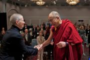 Его Святейшество Далай-лама приветствует Роши Джоан Халифакс во второй день конференции "Создание карты ума". Киото, Япония. 12 апреля 2014 г. Фото: Тибетский офис в Японии
