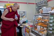 Его Святейшество Далай-лама сделал остановку по дороге из Киото в Коясан. 13 апреля 2014 г. Фото: Тибетский офис в Японии