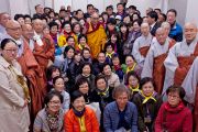 Его Святейшество Далай-лама фотографируется с группой корейских буддистов. Коясан, Япония. 13 апреля 2014 г. Фото: Тибетский офис в Японии