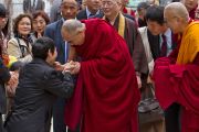 Его Святейшество Далай-лама здоровается со своими почитателями. Коясан, Япония. 13 апреля 2014 г. Фото: Тибетский офис в Японии