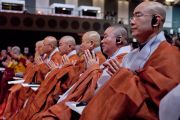 Монахи из Кореи слушают учения Его Святейшества Далай-ламы. Коясан, Япония. 13 апреля 2014 г. Фото: Тибетский офис в Японии