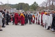 Его Святейшество Далай-ламу встречают в Коясане. 13 апреля 2014 г. Фото: Тибетский офис в Японии