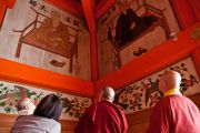 Его Святейшество Далай-лама рассматривает рисунки на стенах храма Даито. Коясан, Япония. 15 апреля 2014 г. Фото: Тибетский офис в Японии
