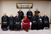 Его Святейшество Далай-лама фотографируется с монахами школы дзен-буддизма Сото. Токио, Япония. 16 апреля 2014 г. Фото: Тибетский офис в Японии