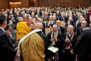 Его Святейшество Далай-лама прощается с участниками встречи, последователями школы дзен-буддизм Сото. Токио, Япония. 16 апреля 2014 г. Фото: Тибетский офис в Японии