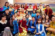 Его Святейшество Далай-лама фотографируется с группой из Монголии в заключительный день своего визита в Японию. Токио, Япония. 18 апреля 2014 г. Фото: Тибетский офис в Японии