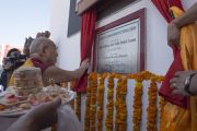 Его Святейшество Далай-лама открывает мемориальную табличку во время торжественной церемонии освящения монастыря Забсанг Чойкорлинг. Чаунтра, штат Химачал-Прадеш, Индия. 28 апреля 2014 г. Фото: Тензин Чойджор (офис ЕСДЛ)